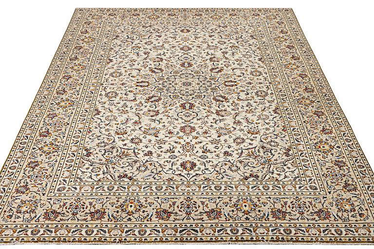 A Kashan carpet, c. 345 x 242 cm.