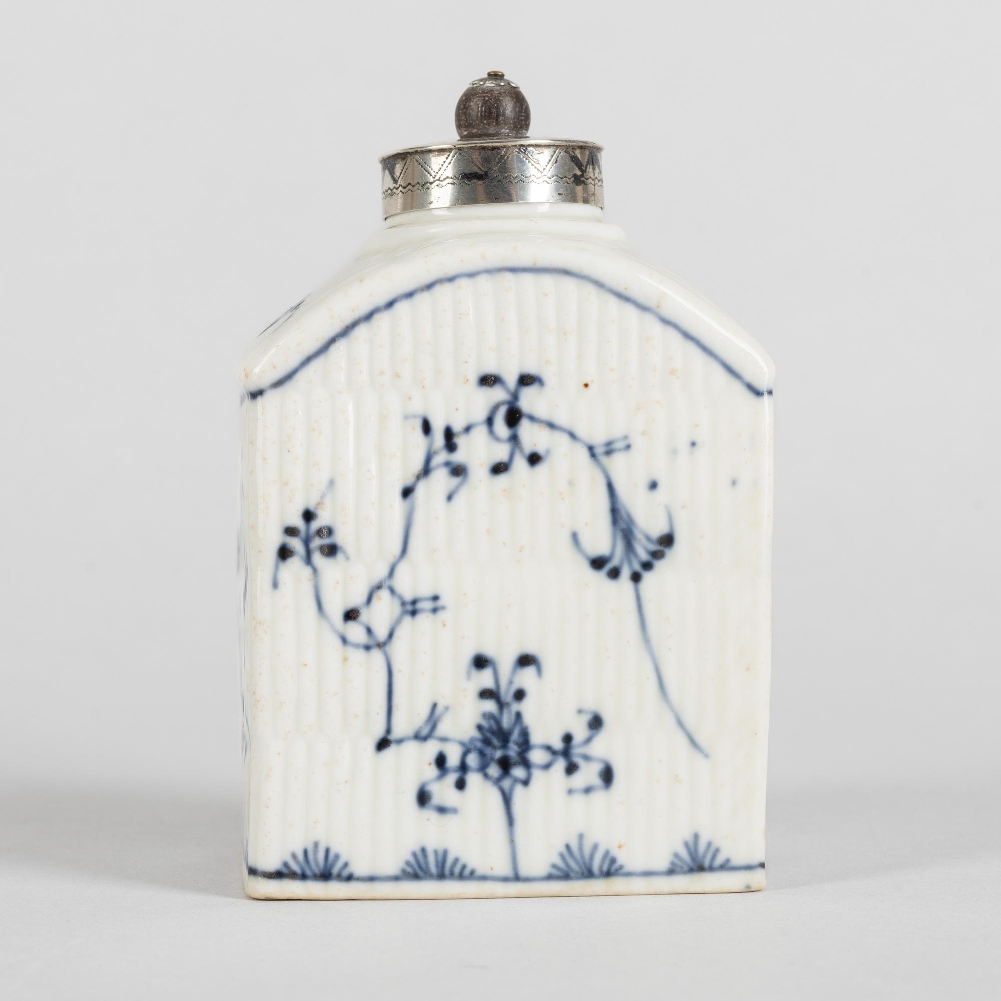 A blue and white porcelain tea caddy, around 1800.