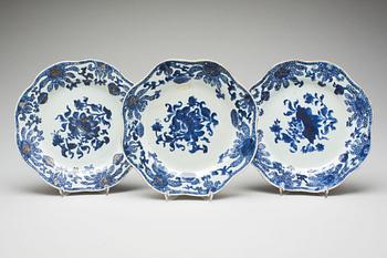 TALLRIKAR, 3 st. Porslin, Kina, Qianlong(1736-1795).
