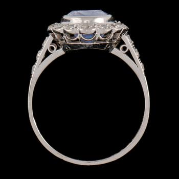 RING, platina med fasettslipad syntetisk safir, stämplad ALDFF, Göteborg, 1941. Vikt 4 g.