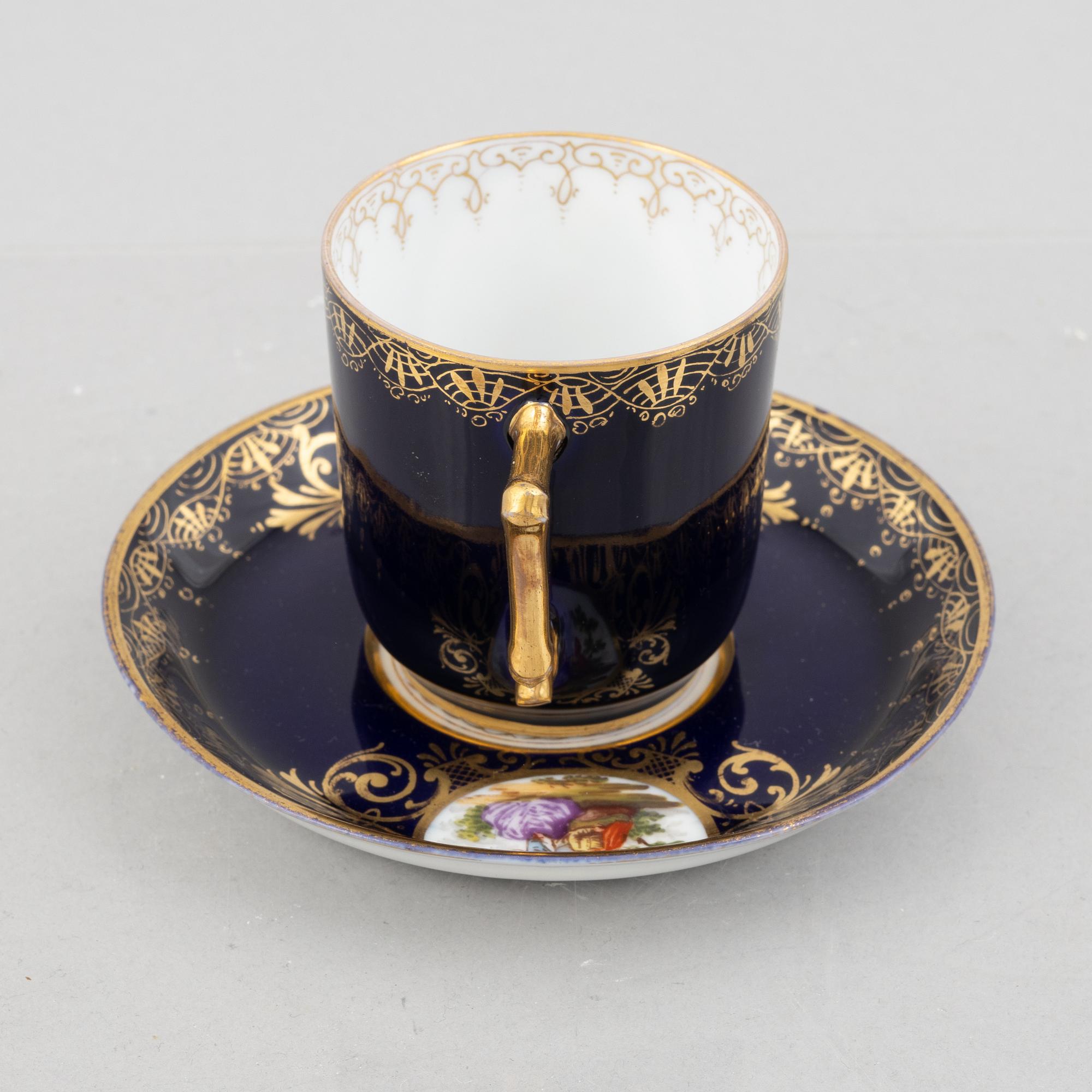 A porcelain coffee pot with a pair of cups with saucers, second half of the 19th century.