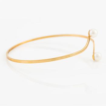 Armring 18K guld med odlade pärlor.
