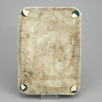 BRICKA, porslin. Kina, omkring år 1900.