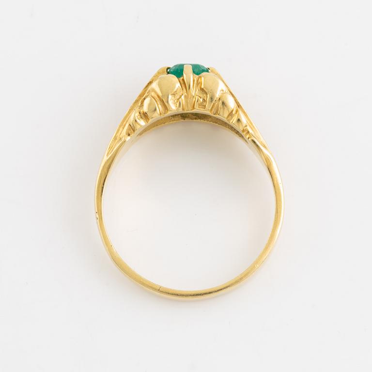 Ring, smaragd och briljantslipade diamanter.