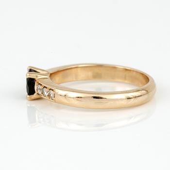 RING, 14K guld med rund fasetterad turmalin ca 0,45 ct och briljantslipade diamanter tot ca 0,10 ct. Vikt ca 3,60 g.