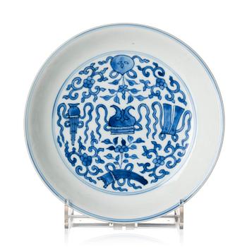 1318. A blue and white dish, Qing dynasty, 18th century.