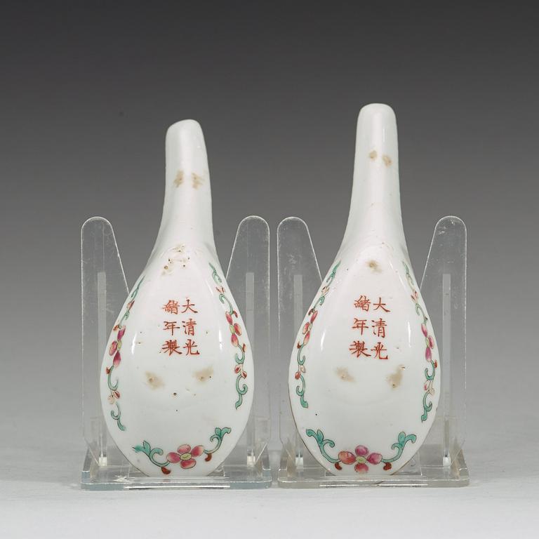 A pair of famille rose peaches spoons, Qing dynasty, Guangxus six character mark and period (1875-1908).