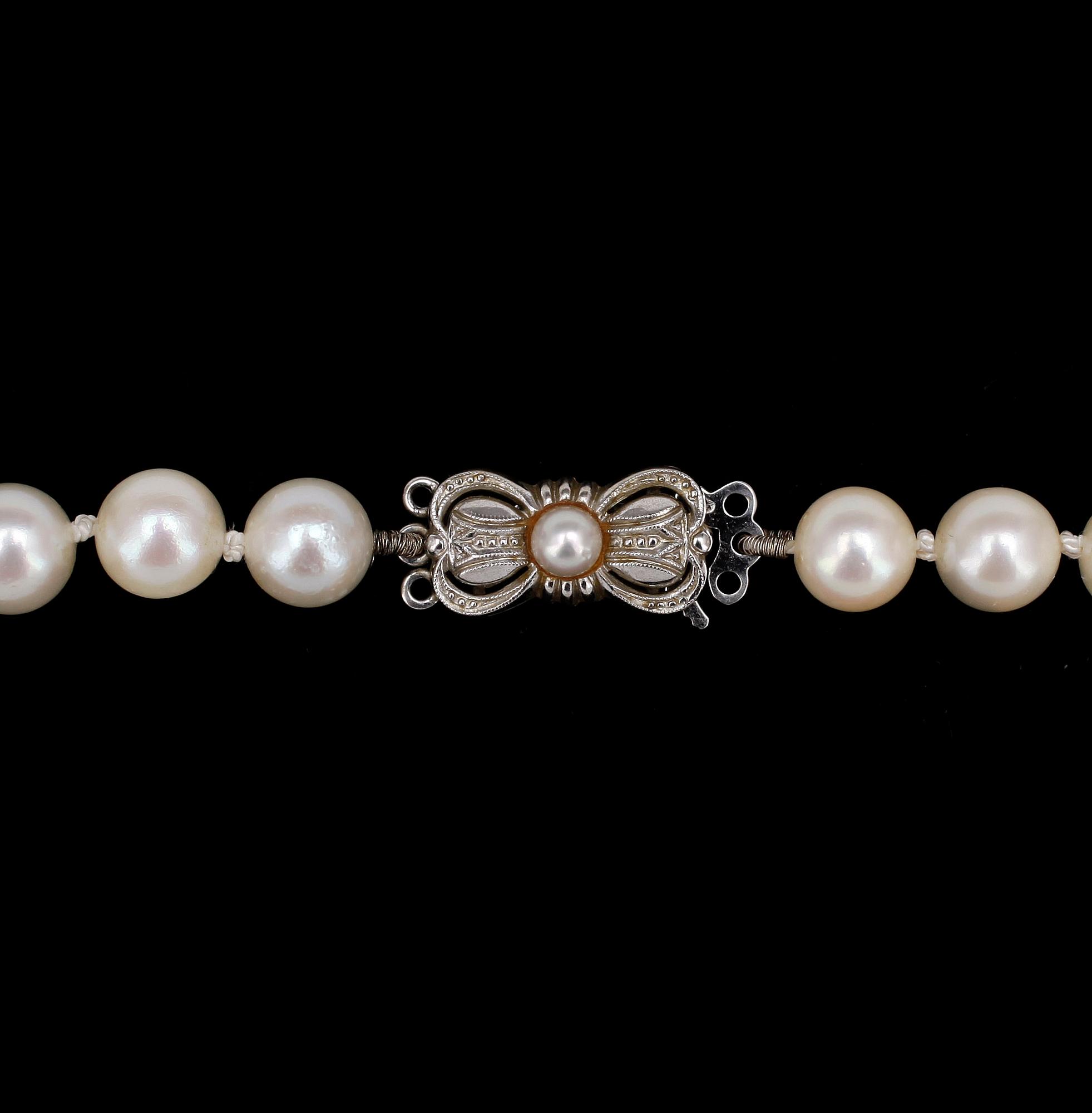 COLLIER, 2st, odlade saltvattenspärlor lås i 18k guld rödguld resp vitguld, 1950-tal.