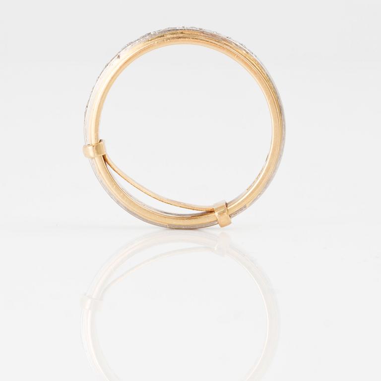 RING, med 15 briljant och åttkantslipade diamanter.