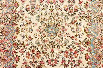 An antique Kirman carpet, a. 310 x 210 cm.