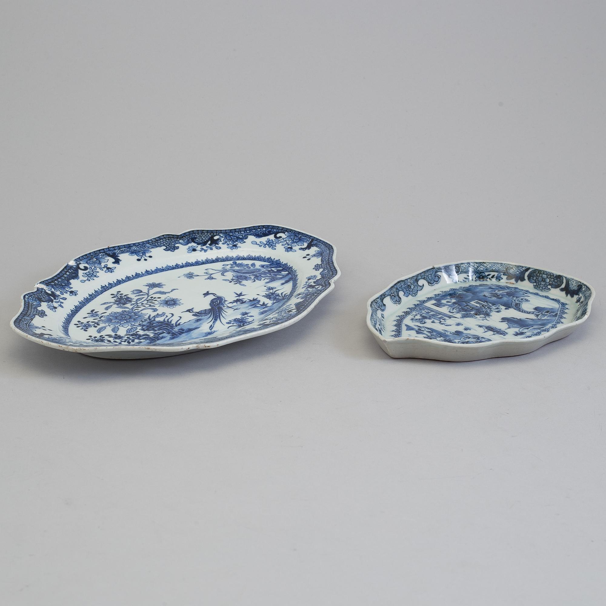 A blue and white leaf-shaped serving dish and a servingdish, Qing dynasty, Qianlong (1736-95).