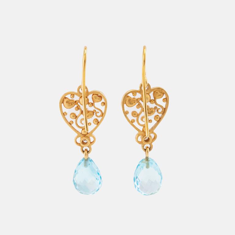 Ole Lynggaard, Earrings 18K gold with briolette-cut blue topazes and round brilliant-cut diamonds.