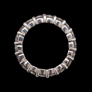 RING, sk eternity ring, briljantslipade diamanter, tot. 3.60 ct.