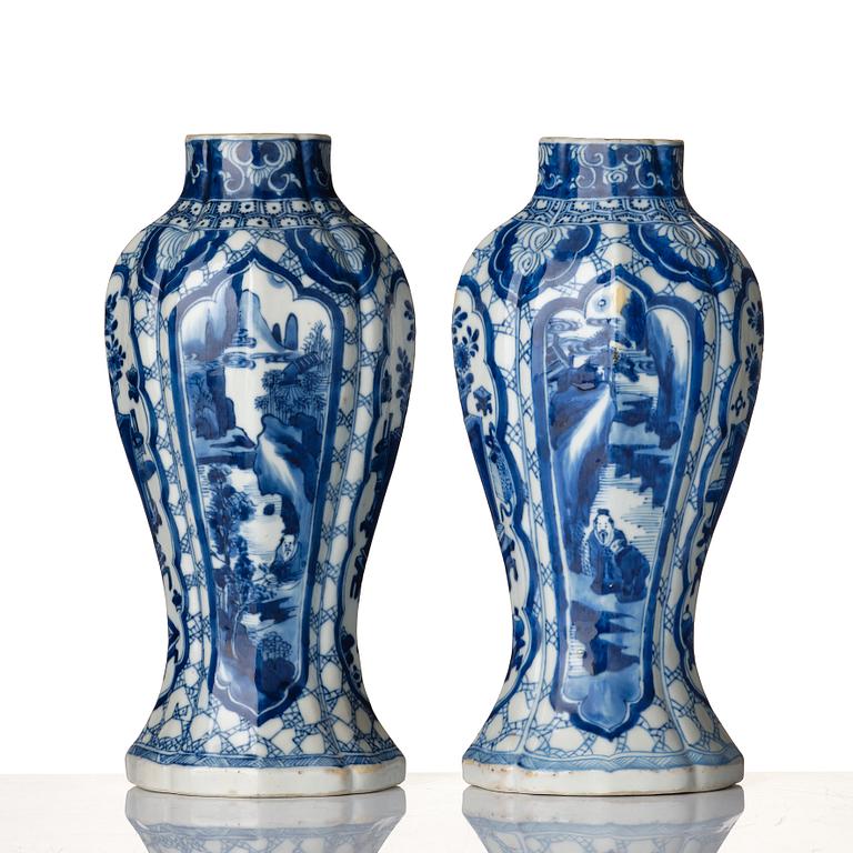 A pair of blue and white vases, Qing dynasty, Kangxi (1662-1722).