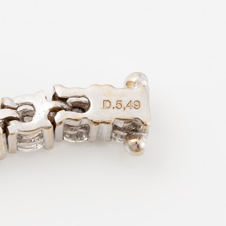 Tennis bracelet 18K white gold with round brilliant-cut diamonds.
