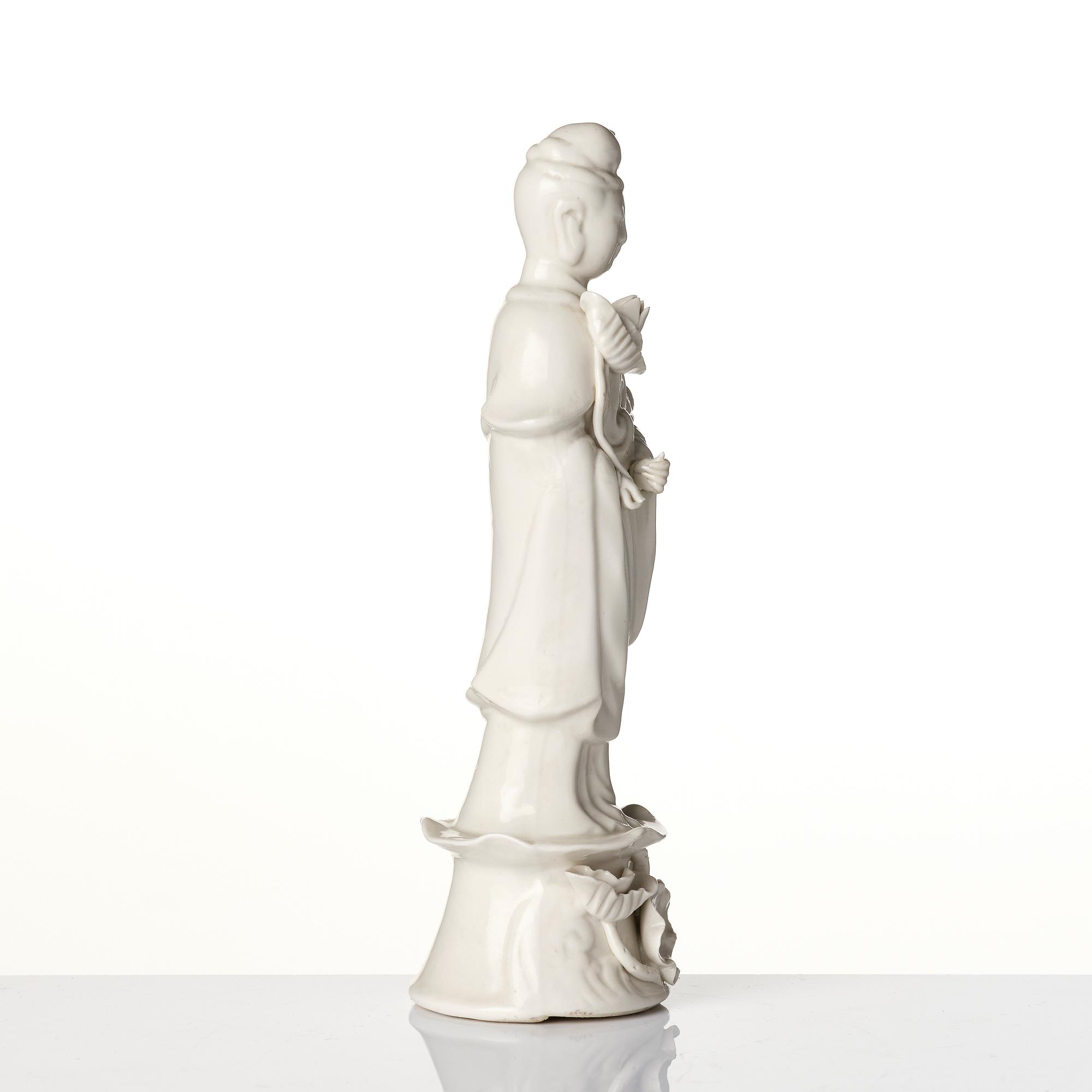 A blanc de Chine figure of a Guanyin, late Qing dynasty, 19th century.