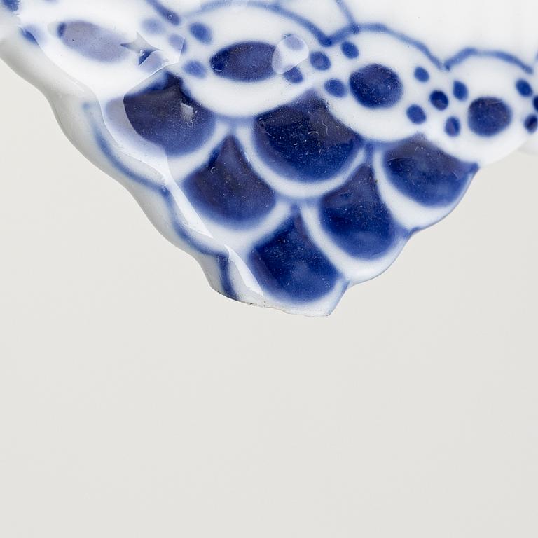 Royal Copenhagen, Skålfat på fot och vas, porslin, "Musselmalet halvblond" resp "Musselmalet helblond", modell 634 och 1043, 1889-1922.