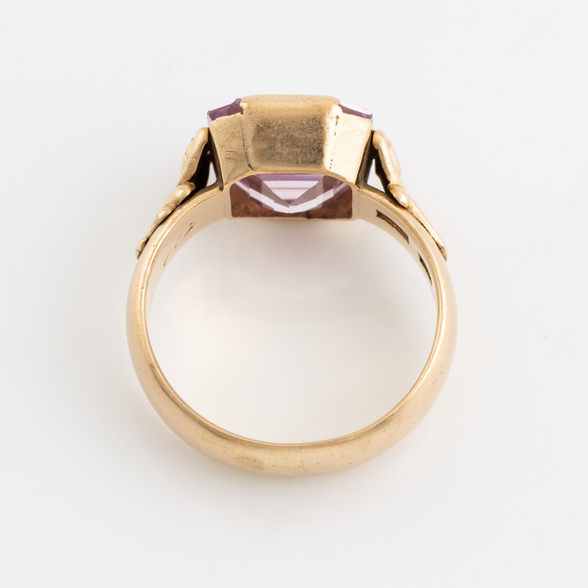 Ring 18K guld med en rosa sten.