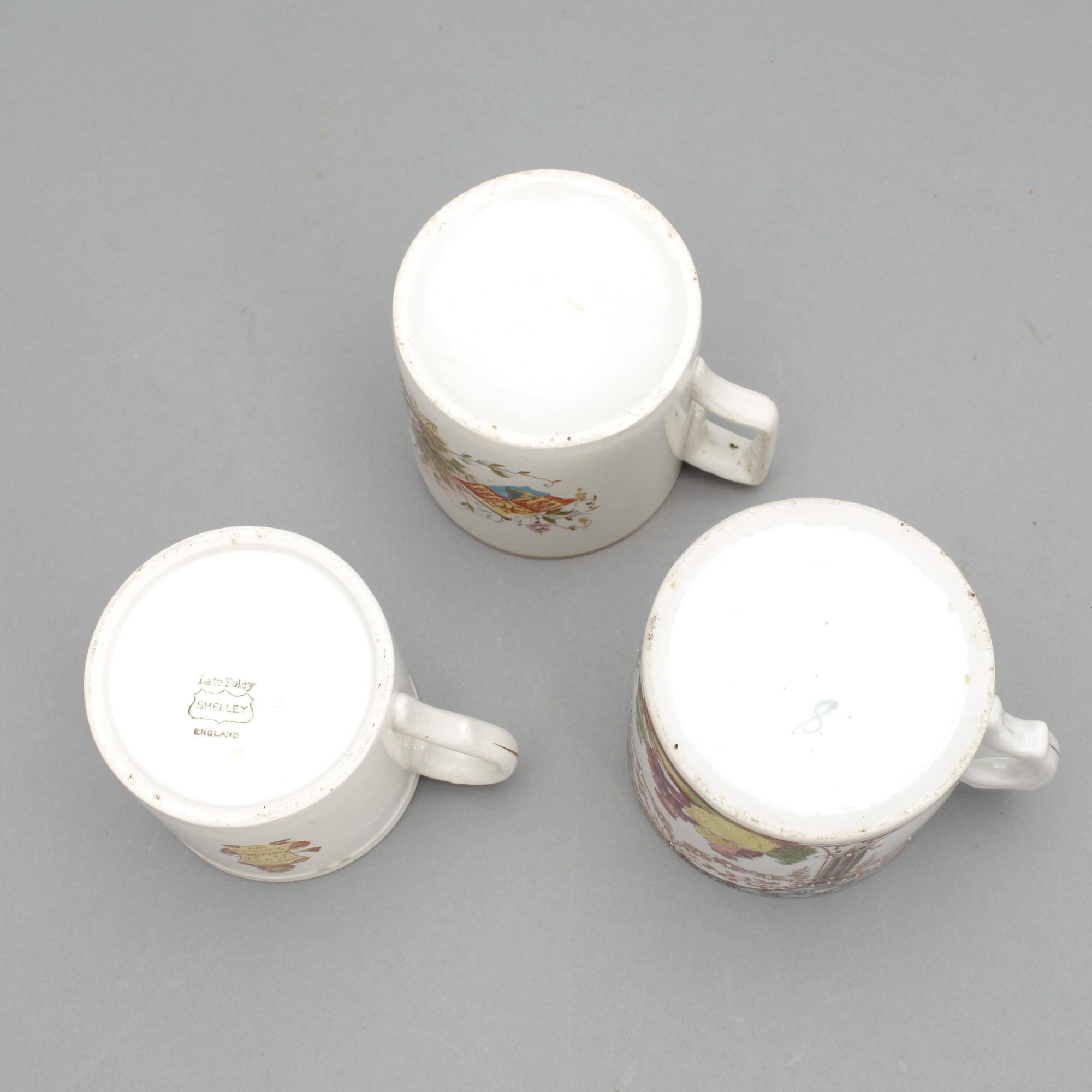 KRÖNINGSMUGGAR, 2 + 1 st, fajans, England, tidigt 1900-tal.