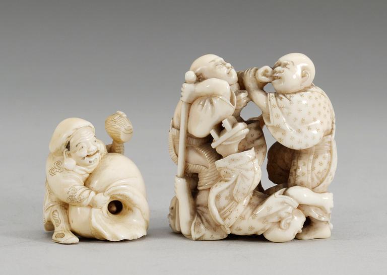 OKIMONO samt NETSUKE, elfenben. Meiji, Japan.