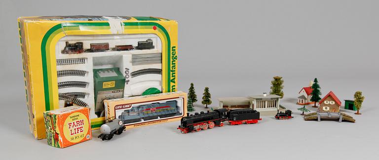 SAMLING MINIATYRJÄRNVÄGSFÖREMÅL, 1900-talets andra hälft.