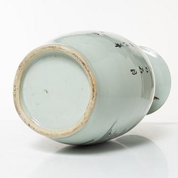 A porcelain vase, China, republic, 20th century.