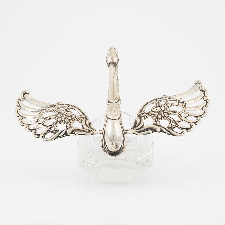 Korgar två st och sked silver, saltkar med silvermontering, 1900-tal.