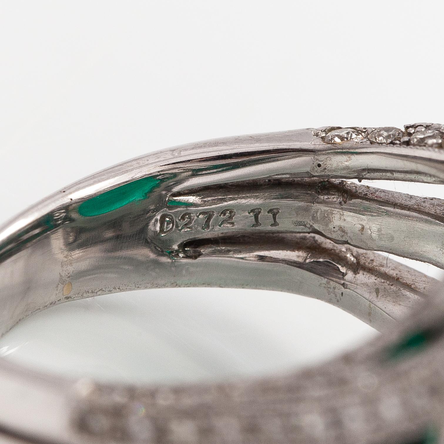 Cocktailsormus, 18K valkokultaa, smaragdi n. 20.37 ct ja ruusu- ja briljanttihiottuja timantteja n. 2.72 ct yht.