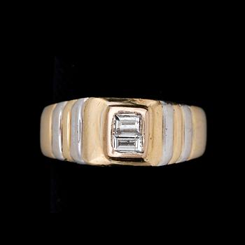 RING, 18k guld med två baguetteslipade diamanter. Tot vikt ca 7,9g.