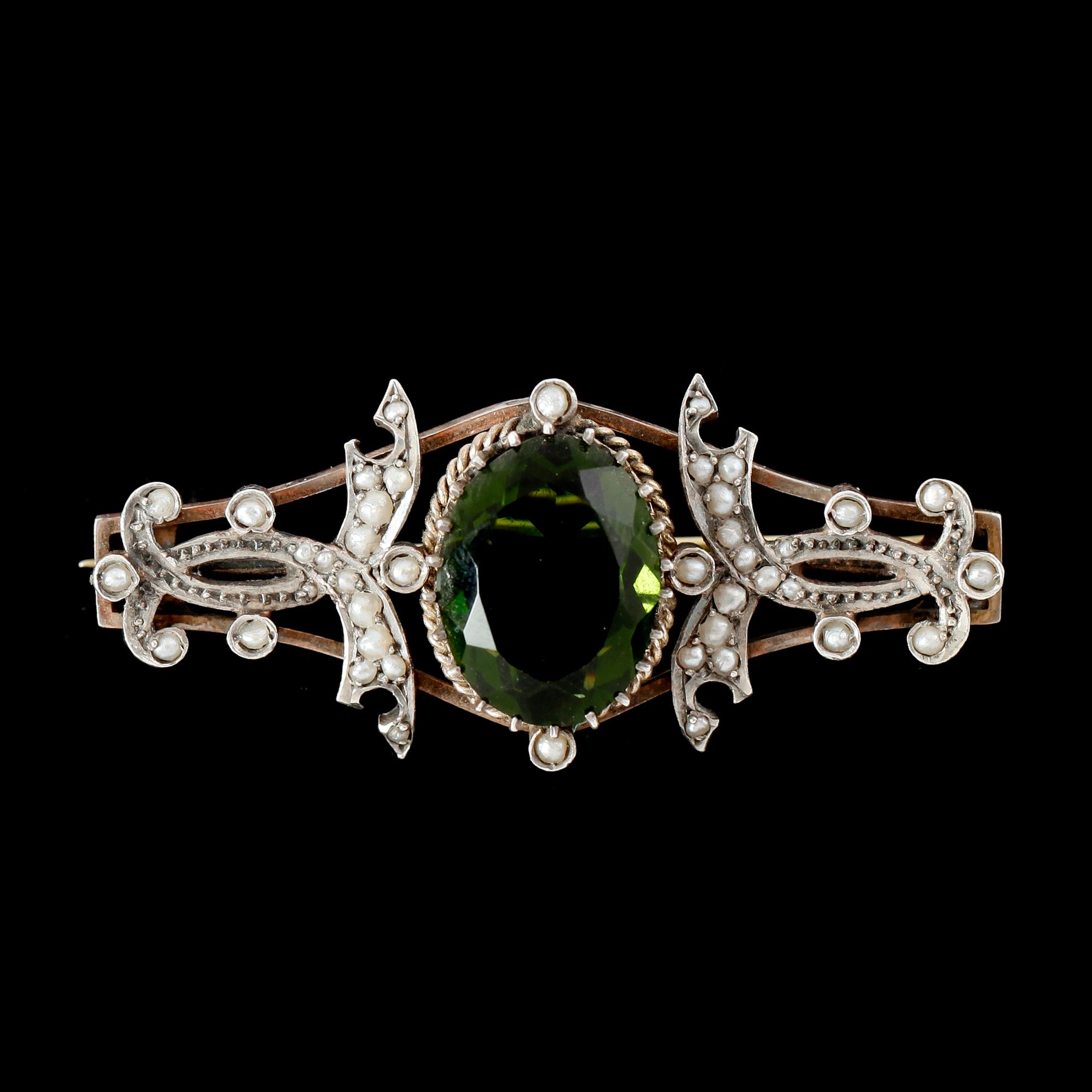 BROSCH, förgyllt silver, med orientpärlor och grön sten, sekelskiftet 1900.