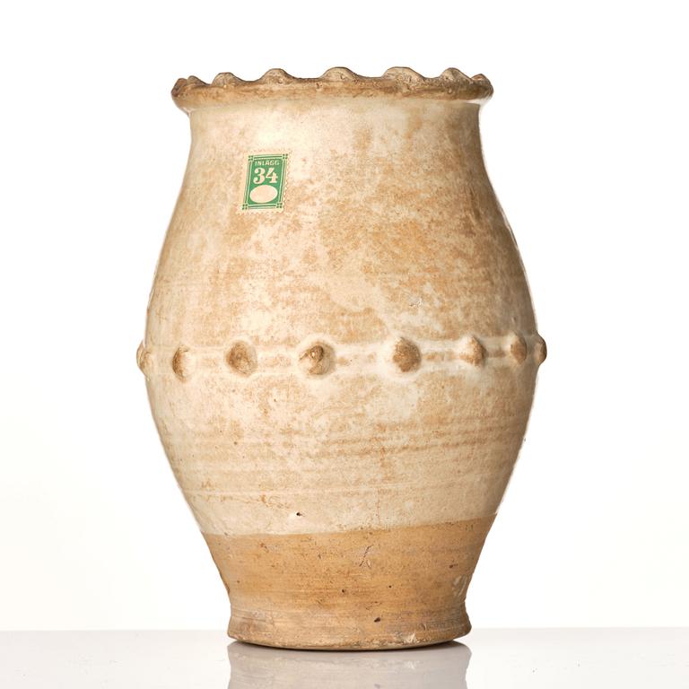 A pottery jar, Song dynasty.