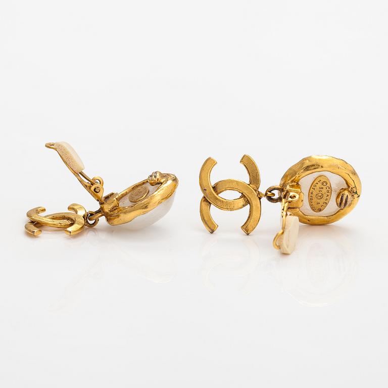 Chanel, Örhängen, guldfärgad metall och pärlimitation. Märkta Chanel 94 A Made in France.