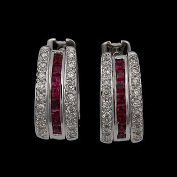 ÖRHÄNGEN, ett par, 18k vitguld med rubiner tot ca0,75ct och briljantslipade diamanter tot ca0,36ct. 2000-tal. Vikt 9,6g.