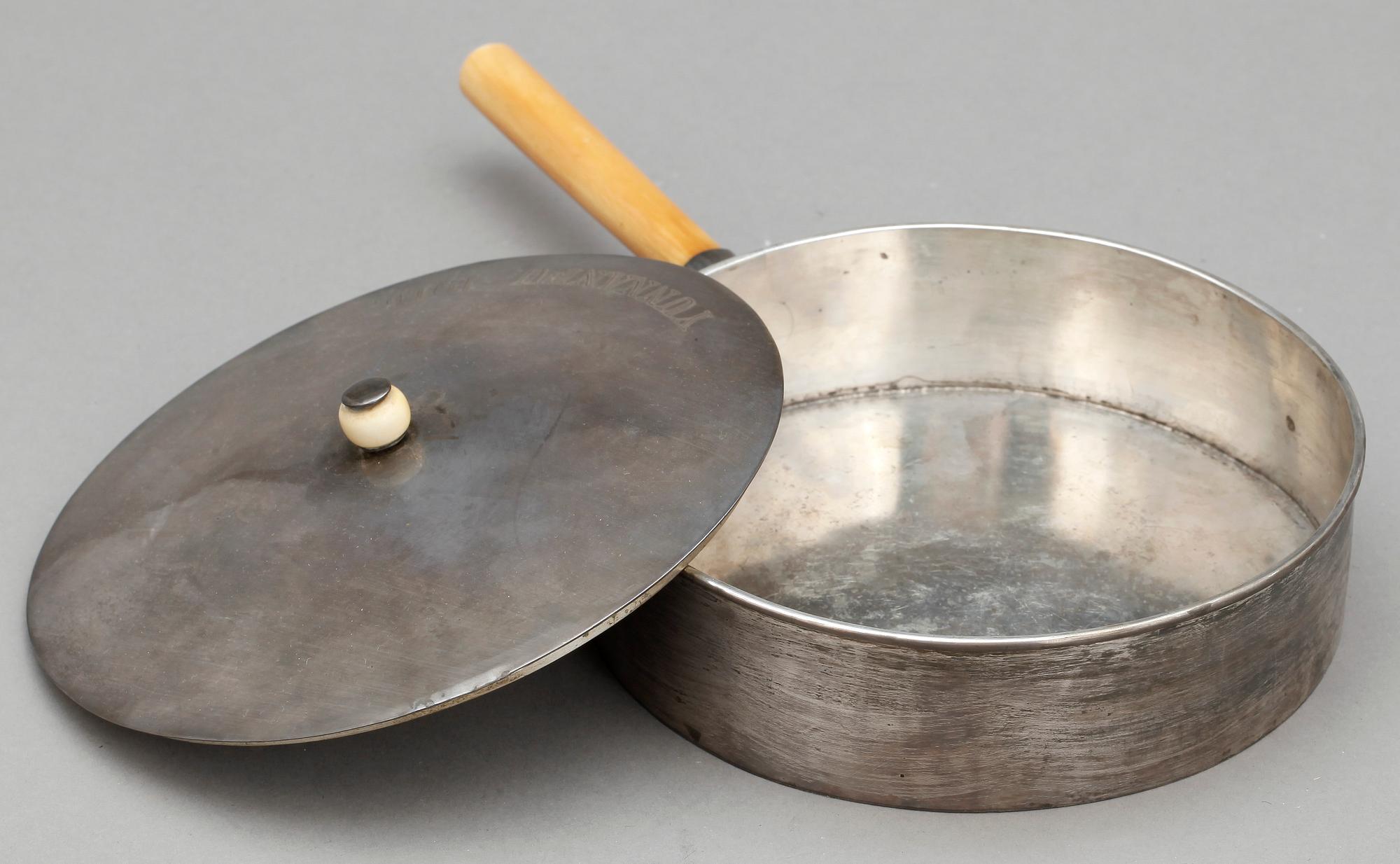 KASTRULL MED LOCK, silver, Kina, 1900-talets början. Total vikt ca 408 g.