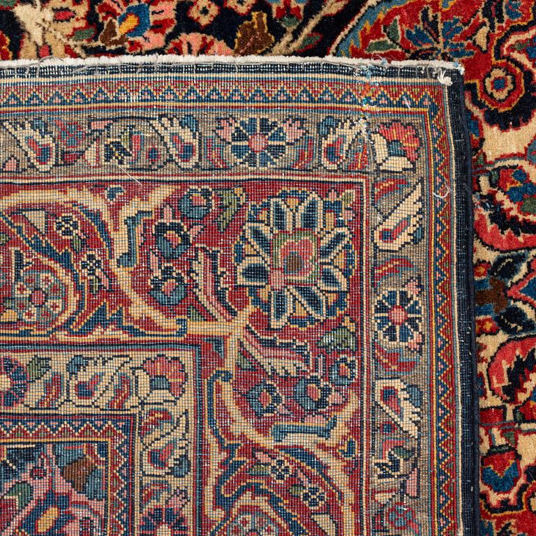 A rug, semi-antique, Sarouk, ca 200 x 129 cm.