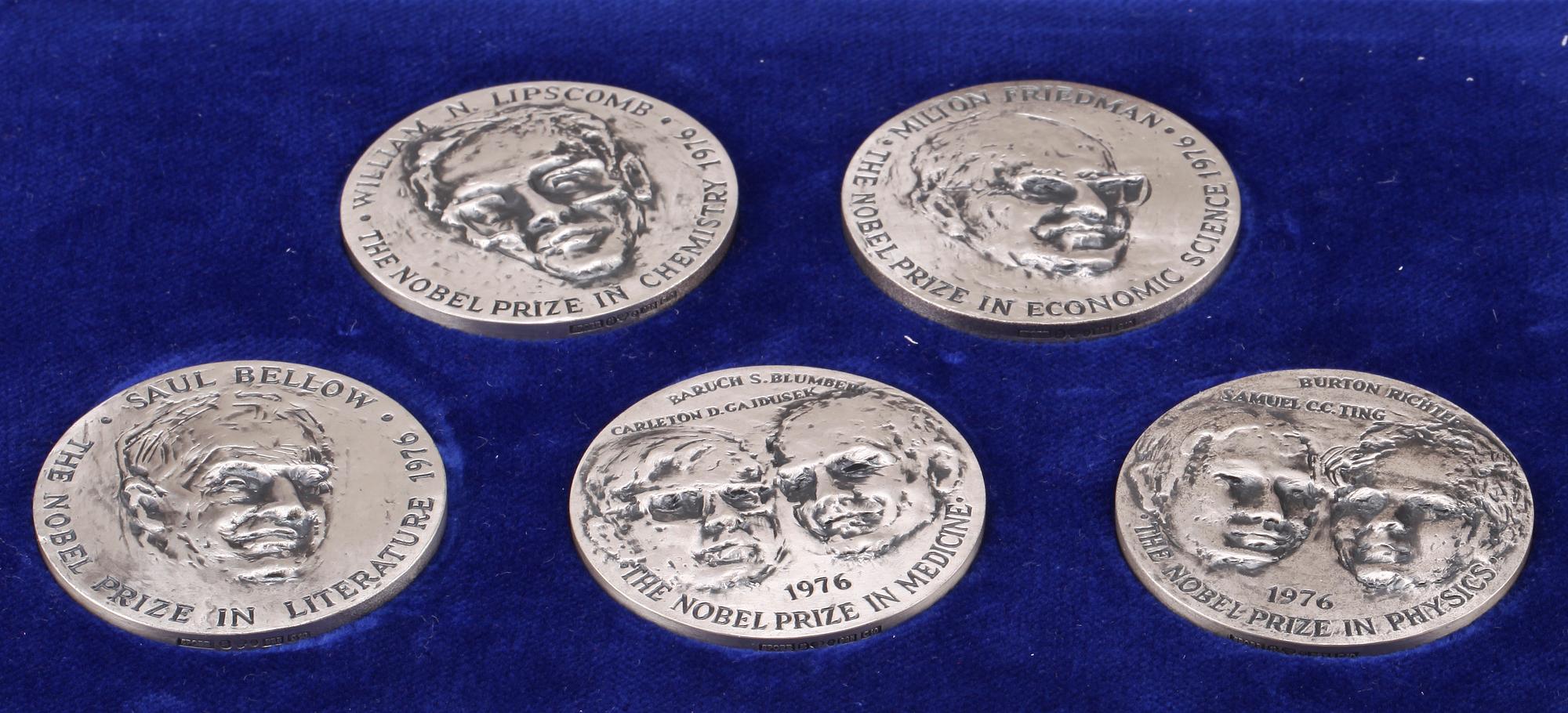 MEDALJER, 5 st,"1976 års nobelpristagare", Sporrong, silver. Vikt ca 274 gr.