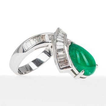 SMARAGD-DIAMANTRING, 18K. Vikt 18,79 g.