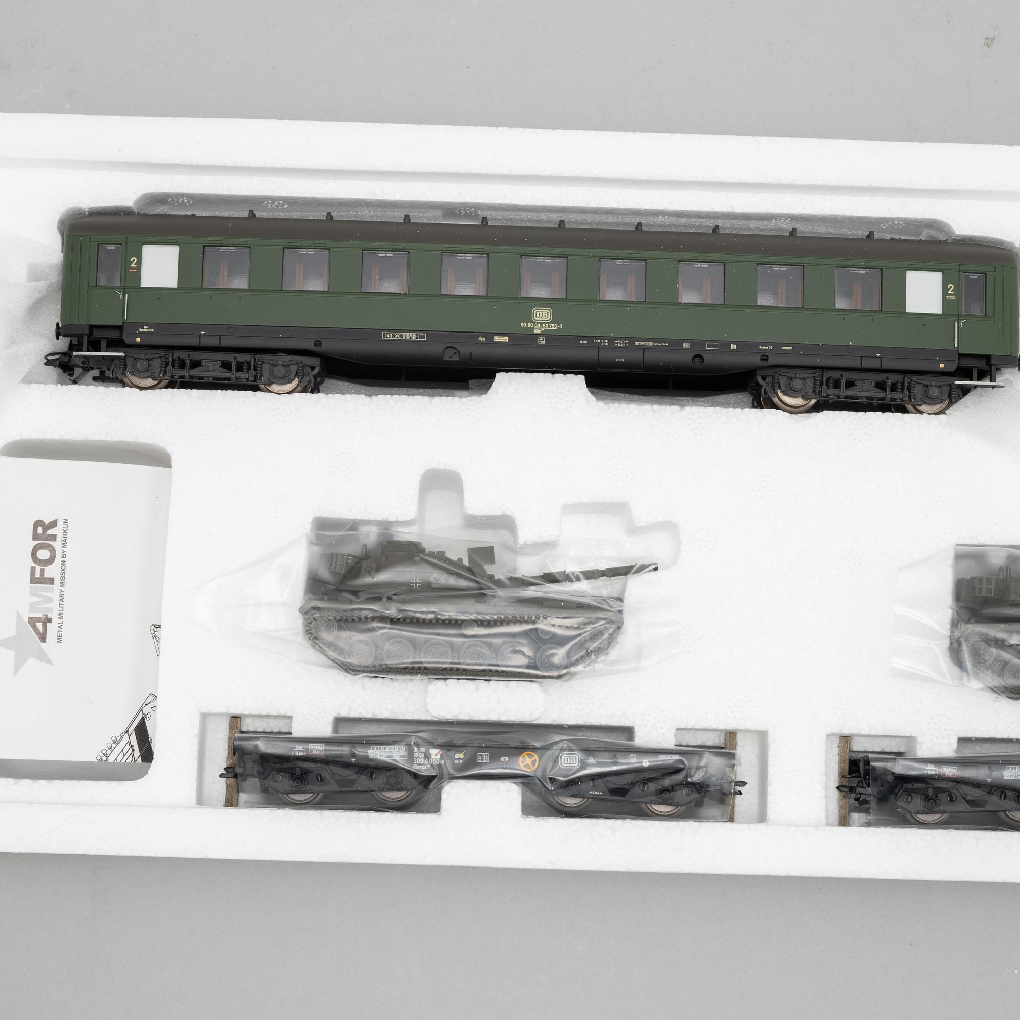 Märklin, engines and traincars, scale H0, in boxes.