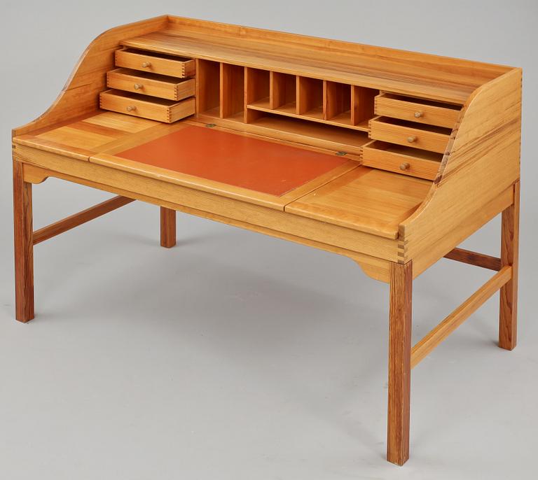 SKRIVBORD samt SKRIVBORDSSTOL, sannolikt Andreas Hansen för Hadsten träindustri, Danmark, 1900-talets andra hälft.
