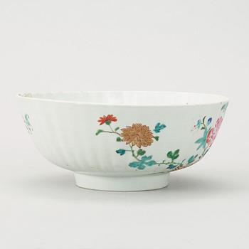 A famille rose bowl, Qing dynasty, Yongzheng (1723-1735).