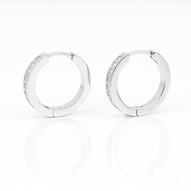 ÖRHÄNGEN, ett par, 14K vitguld med 20 st briljantslipade diamanter tot ca 0,40 ct. Vikt 5,36 gram.