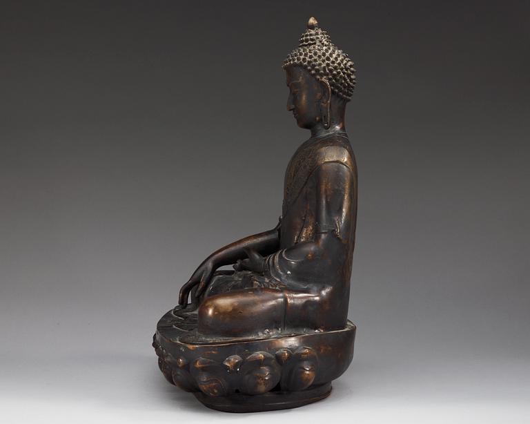 A large bronze figure of Buddha, presumably late Qing dynasty.