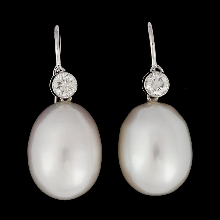 A pari of fresh water pearl and brilliant cut diamond earrings, tot. 0.32 cts.