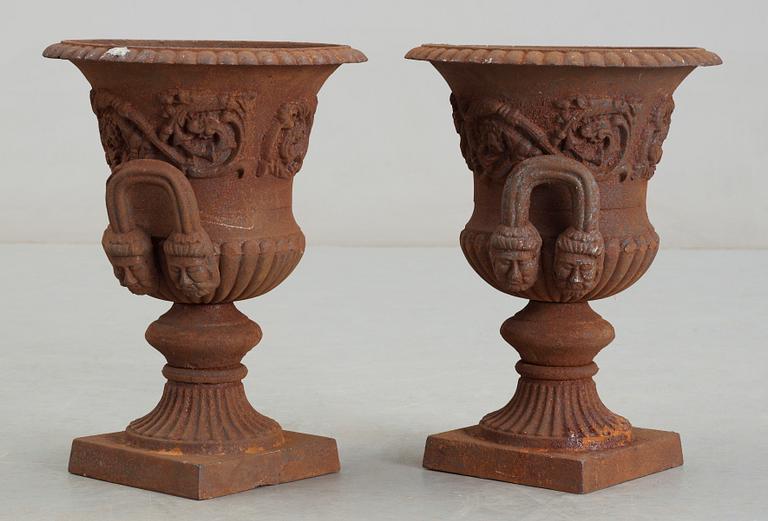 TRÄDGÅRDSURNOR, ett par, gjutjärn, 1900/2000-tal.