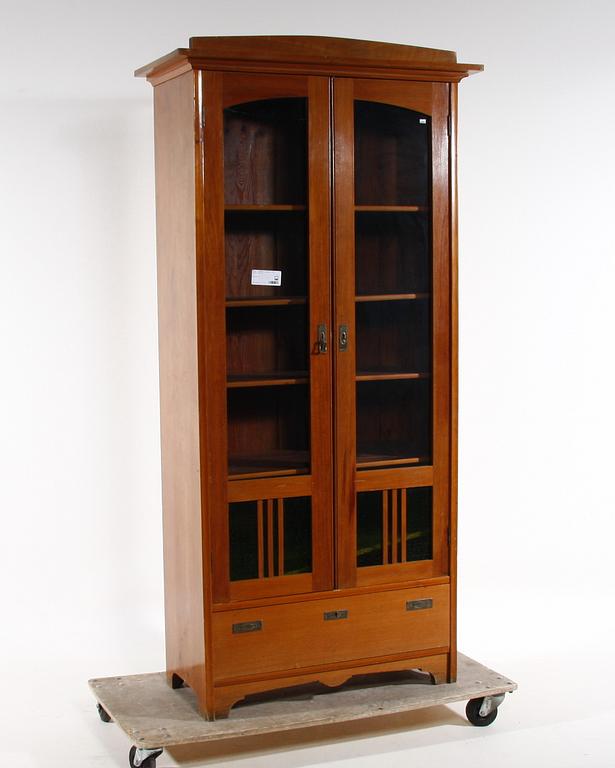 BOKSKÅP. Jugend, 1900-talets början.