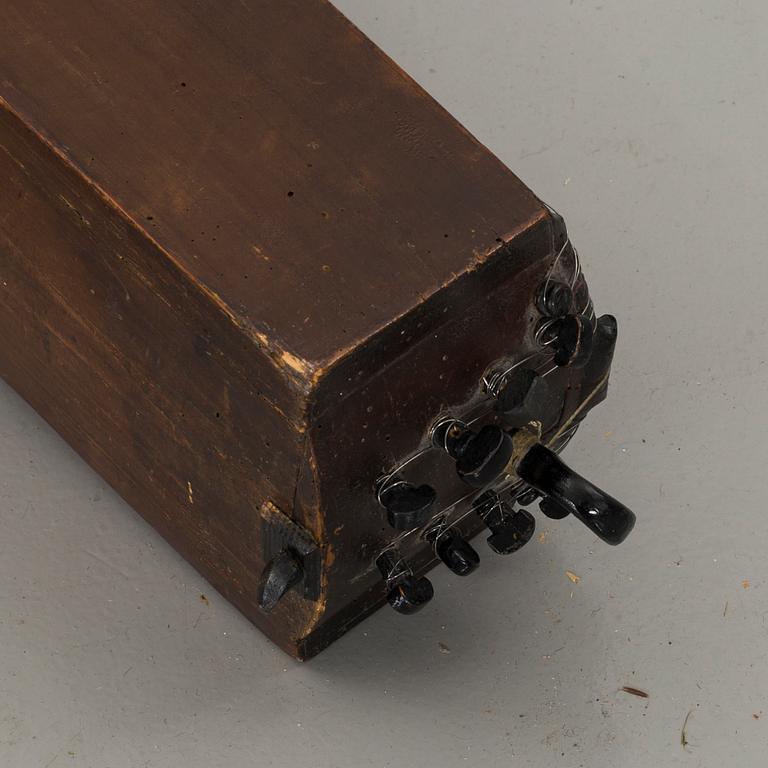 PSALMODIKON samt två stråkar, musikinstrument, 1800-tal / sekelskiftet 1900 Sverige.