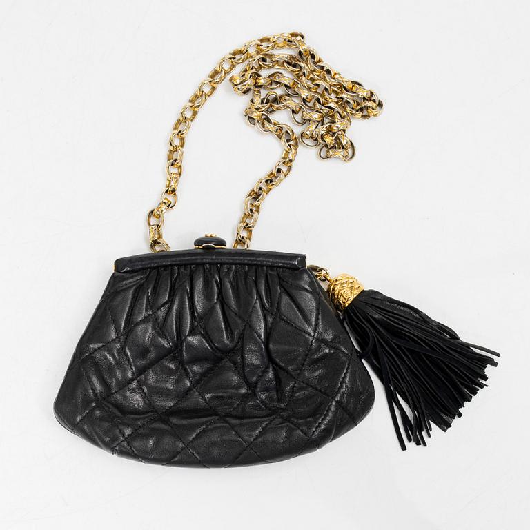 Chanel, A black leather vintage pouch, 1989-1991.