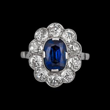 1210. RING, safir samt 10 st gammalslipade diamanter tot. ca 2.50 ct.