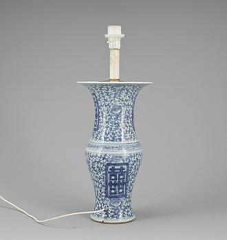 BORDSLAMPA/URNA, porslin, Kina, 1900-talets början.