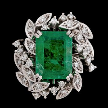 47. RING, trappslipad smaragd, ca 3.50 ct med diamanter, tot. ca 0.50 ct.